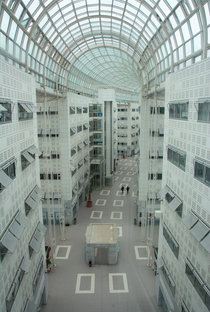 Explore this stunning modern atrium in a Paris business center, showcasing innovative architecture.